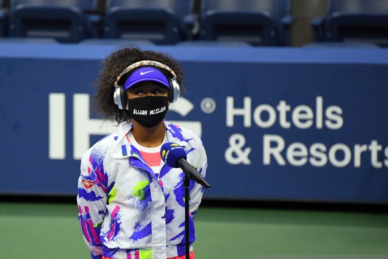 Petenis asal Jepang Naomi Osaka berbicara sebelum pertandingannya melawan petenis asal Italia Camila Giorgi pada hari ketiga turnamen tenis US Open 2020 di USTA Billie Jean King National Tennis Center, Flushing Meadows, New York, Amerika Serikat, Rabu (2/