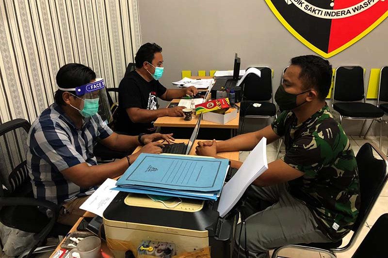 AK alias Wawan saat menjalani pemeriksaan di Kantor Satreskrim Polresta Banyumas, Purwokerto, Kabupaten Banyumas, Jawa Tengah, karena mengaku sebagai anggota TNI Angkatan Darat. ANTARA/HO-Satreskrim Polresta Banyumas.

