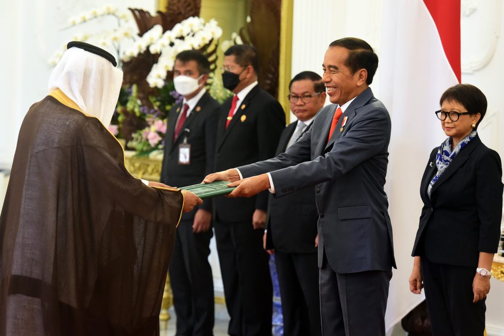 Presiden Jokowi didampingi Menlu Retno Marsudi dan Seskab Pramono Anung saat menerima surat kepercayaan dari duta besar LBBP negara-negara sahabat, di Ruang Kredensial, Istana Merdeka, Jakarta, Senin (20/02/2023). (Foto: Humas Setkab/Rahmat)



