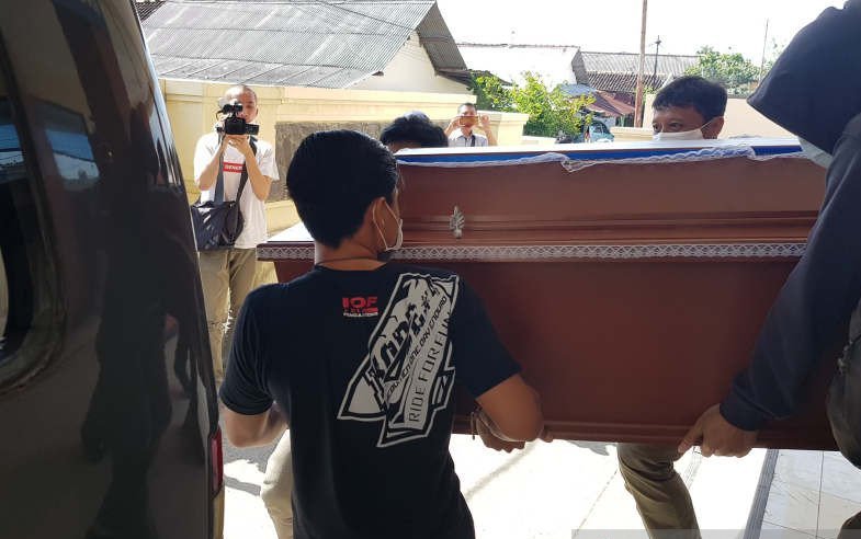 Petugas mengangkat peti jenazah diduga teroris yang ditembak Densus 88 Antiteror dari ruang jenazah RS Bhayangkara Semarang, Minggu. (ANTARA/ I.C.Senjaya)