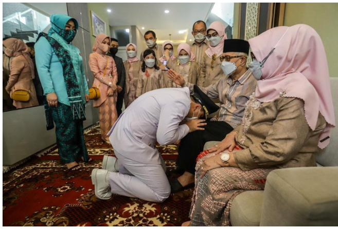 Wali Kota Surabaya terpilih Eri Cahyadi sungkem kepada orang tua dan dan mertua sebelum dilantik di kediman orang tua di kawasan Ketintang, Kota Surabaya, Jumat (26/2/2021). (FOTO ANTARA/HO-Humas Pemkot Surabaya)
