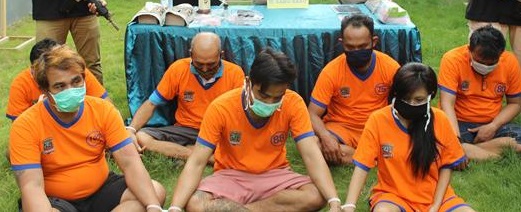 Diantara tujuh tersangka pengedar narkoba ini seorang wanita muda dalam kondisi hamil. (FOTO HMP/JIMMI)