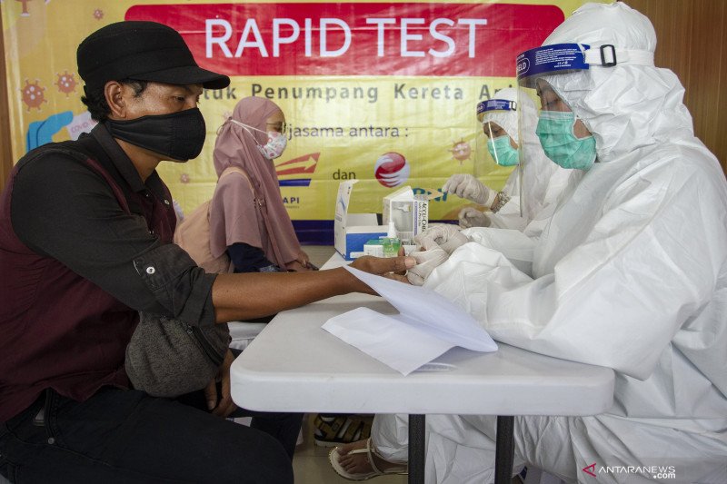 Calon penumpang mengikuti tes cepat (rapid test) COVID-19 di Stasiun Pasar Senen, Jakarta, Senin (27/7/2020). ANTARA FOTO/Dhemas Reviyanto/wsj.