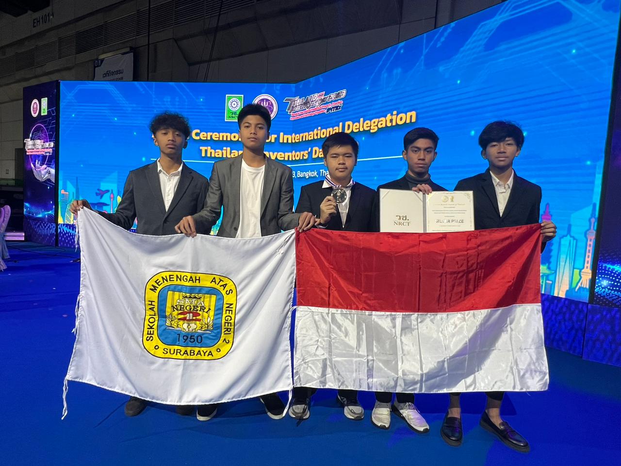Prestasi gemilang berhasil ditorehkan lima siswa SMA Negeri 2 (SMADA) Surabaya dalam ajang Bangkok International Intellectual Property, Invention, Innovation and Technology Exposition (IPITEx).