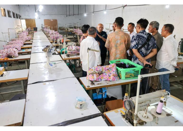 Para pelaku usaha dan industri tekstil di Jawa Barat (Jabar) terancam berhenti berproduksi karena imbas praktik predatory pricing di platform social commerce