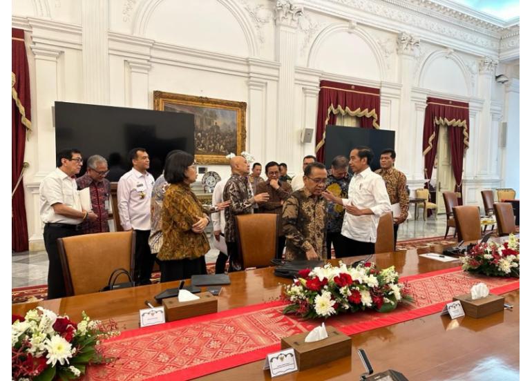 Menteri Koperasi dan UKM (MenKopUKM) Teten Masduki setelah rapat terbatas yang dipimpin oleh Presiden Jokowi di Istana Kepresidenan Jakarta, Jumat (6/10).