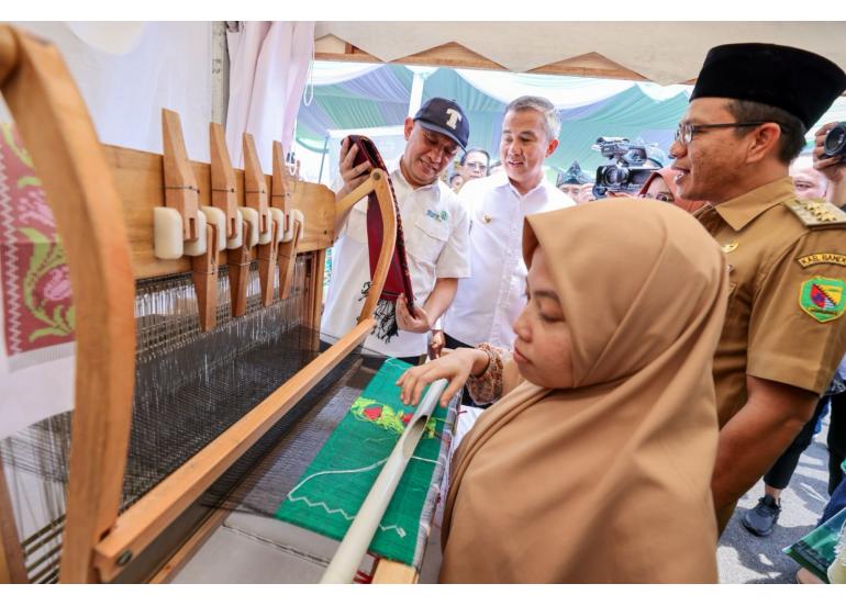 MenKopUKM Teten Masduki dalam Peresmian Gedung PLUT - KUMKM di Kabupaten Bandung, Jawa Barat, Senin (23/10).