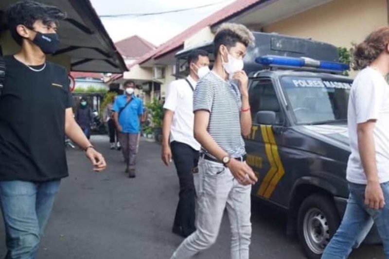TikTokers asal Solo, Viens Boys saat diperiksa di Mapolres Madiun Kota, Senin (25/1/2021) karena dugaan pelanggaran PPKM. (Antara/Diskominfo Kota Madiun/ Lr)