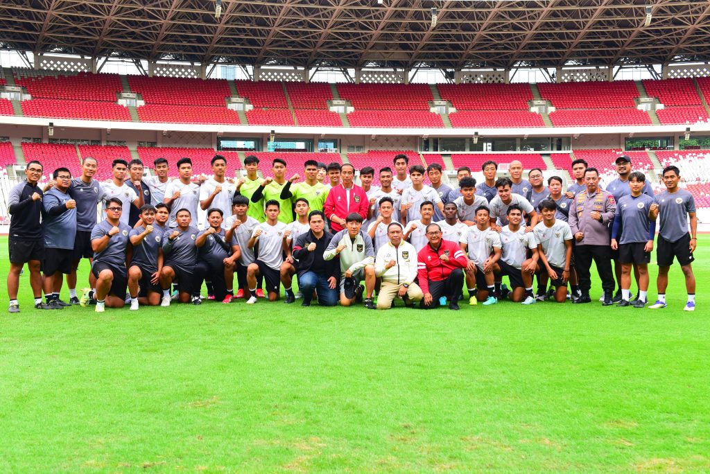 Presiden Jokowi didampingi Ketua Umum PSSI Erick Thohir bertemu dengan para pemain Tim U-20, Sabtu (01/04/2023), di Stadion GBK, Jakarta. (Foto: Humas Setkab/Rahmat)
