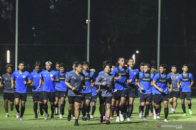 Sejumlah pesepak bola Tim Nasional U-22 berlatih di Lapangan D, Kompleks GBK, Senayan, Jakarta, Selasa (2/3/2021) ANTARA FOTO/M Risyal Hidayat/wsj. (ANTARA FOTO/M RISYAL HIDAYAT)

