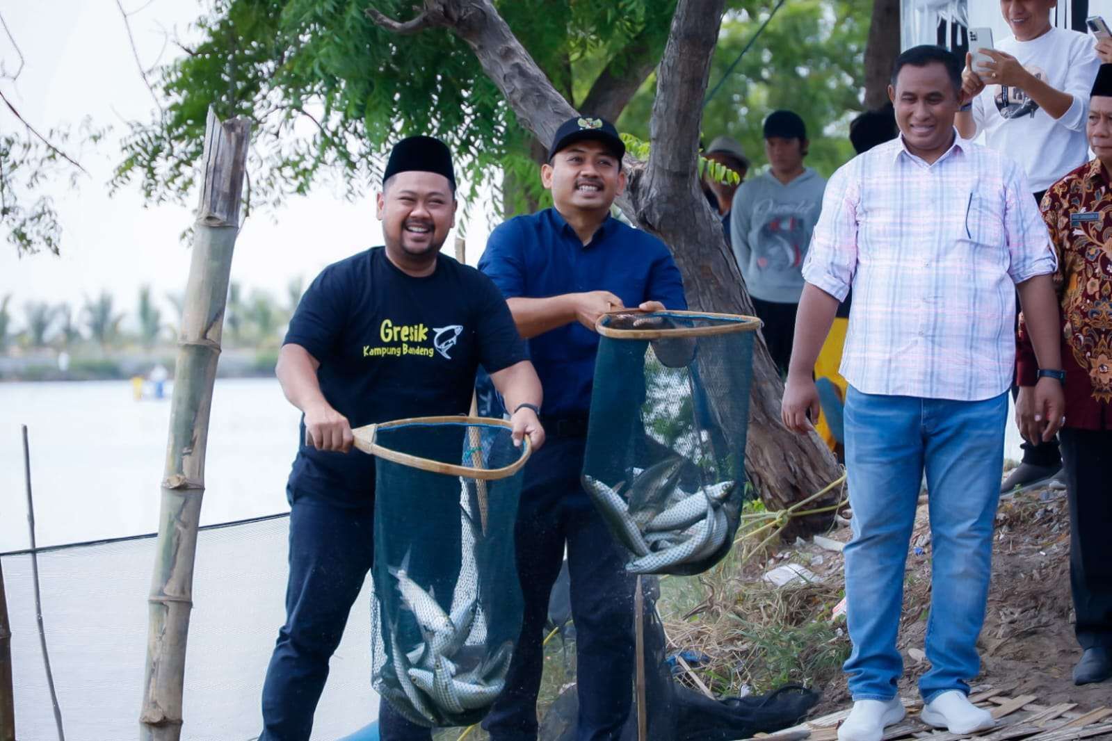 Bupati Gresik, Fandi Akhmad Yani (kiri) saat memperlihatkan ikan Bandeng sebelum dijadikan peserta Kontes Bandeng Kawak.