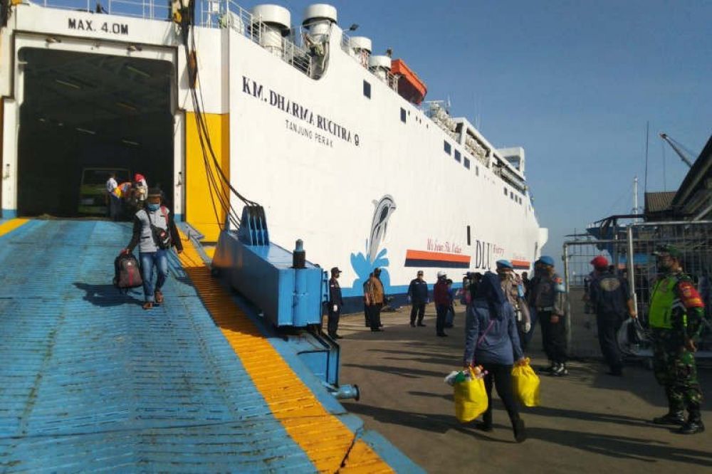 Sebanyak 181 TKI yang baru saja pulang dari Malaysia tiba di Pelabuhan Tanjung Emas Semarang, Jumat (15/5/2020) pagi dengan diangkut KM Dharma Rucita 9. (FOTO ANTARA/ I.C.Senjaya)

