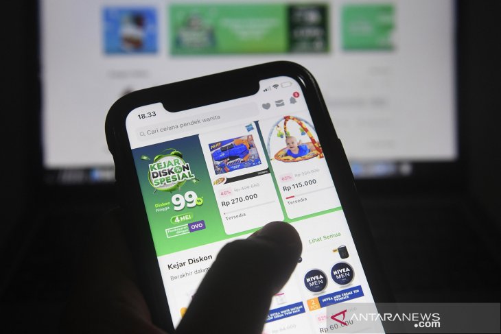 Pengguna Tokopedia bertransaksi melalui ponsel. 
