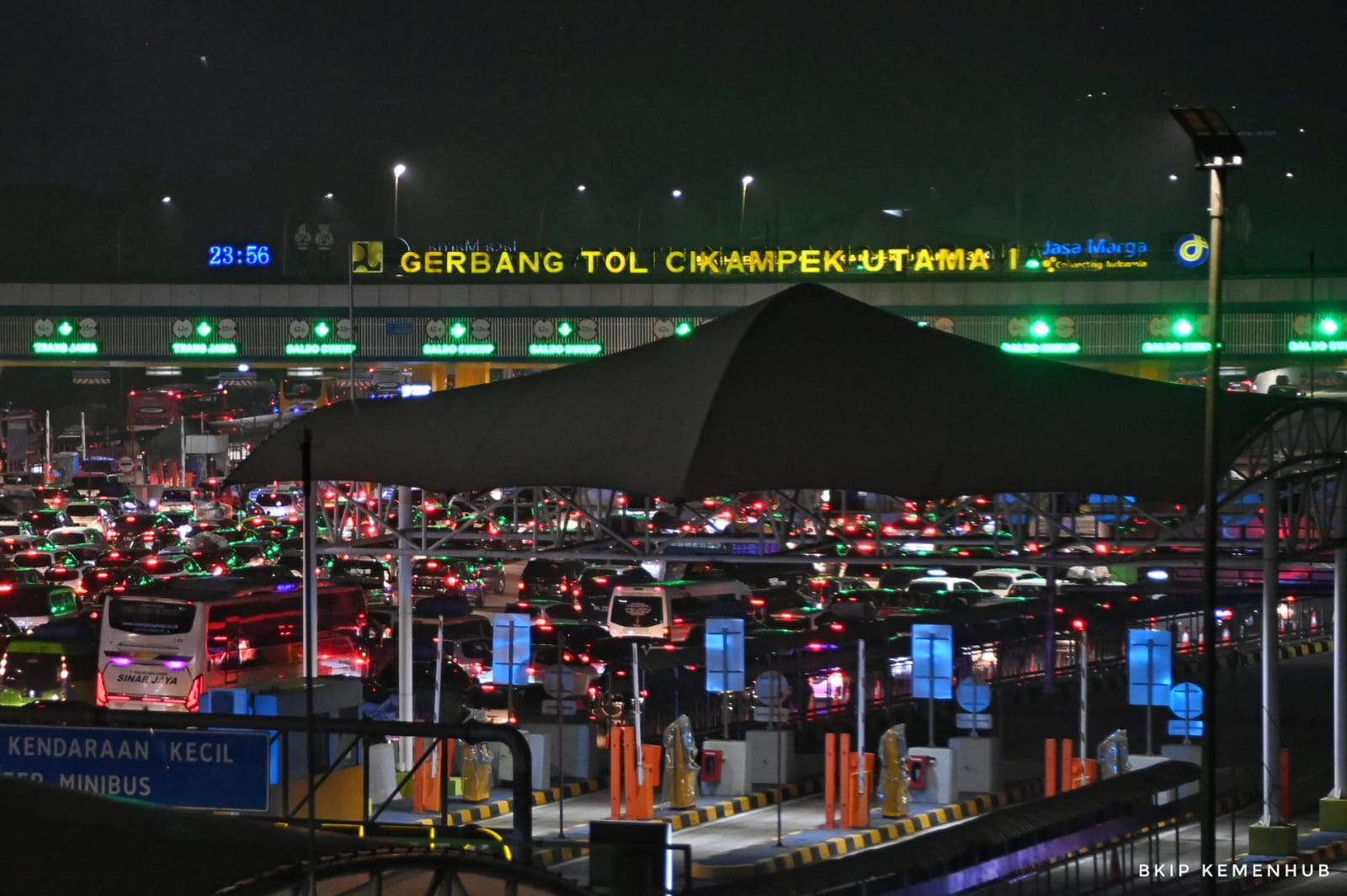 Tol Cikampek pada Kamis (20/4) atau H-2 jelang Lebaran, dimana pergerakan kendaraan keluar Jakarta terpantau relatif lancar.