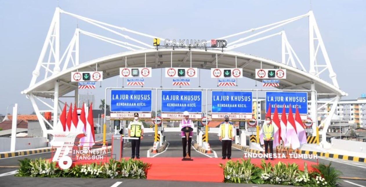 Presiden Joko Widodo meresmikan enam ruas jalan tol dalam kota atau tol layang dalam kota Jakarta segmen Pulo Gebang-Kelapa Gading di Gerbang Tol Cakung, Jakarta, pada Senin, 23 Agustus 2021.
