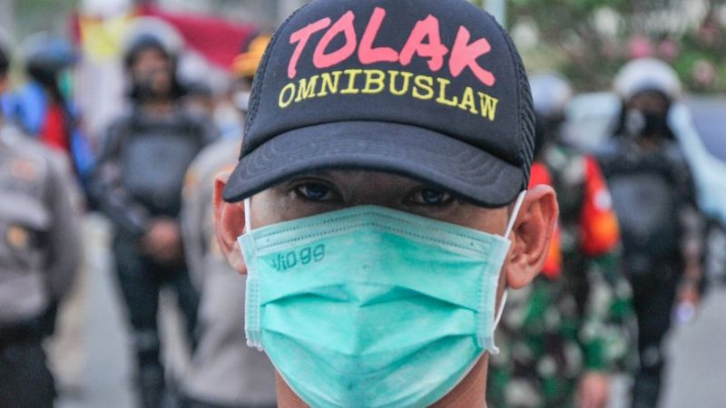 Buruh berunjuk rasa menolak omnibus law 
