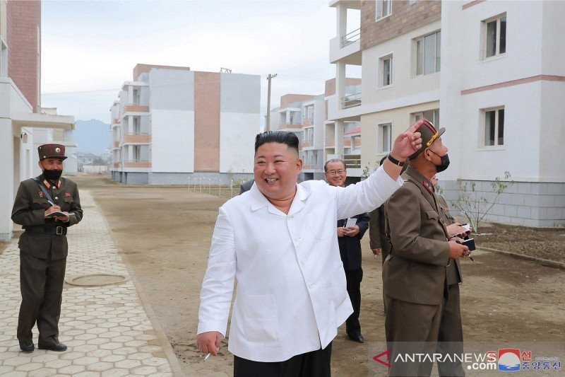 Pemimpin Korea Utara Kim Jong Un memeriksa lokasi rekonstruksi di daerah Kimhwa, dalam gambar ini dirilis oleh Kantor Berita Pusat Korea Utara (KCNA) pada 1 Oktober 2020. (ANTARA FOTO/KCNA via REUTERS/pras.)