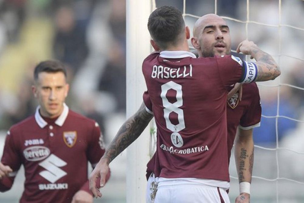 Penyerang Torino Simone Zaza (kanan) dipeluk Daniele Baselli (kiri) setelah mencetak gol ke gawang Fiorentina dalam pertandingan Liga Italia yang dimainkan di Stadion Olimpico Grande, Turin, Minggu (8/12/2019). (twitter.com/torinofc1906_en)