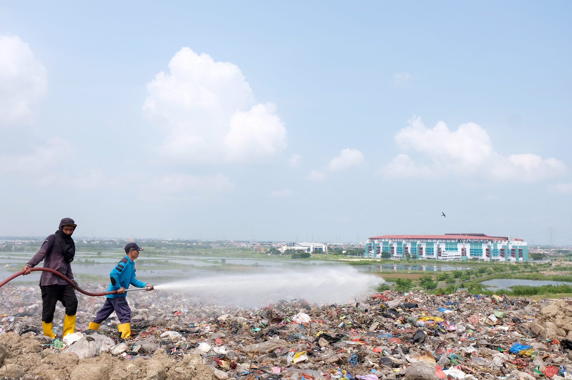 Pemerintah Kota (Pemkot) Surabaya melalui Dinas Lingkungan Hidup (DLH) menggelar simulasi penyemprotan larutan organik penahan bau, di Tempat Pembuangan Akhir (TPA) Benowo, Jumat (24/3/2023).