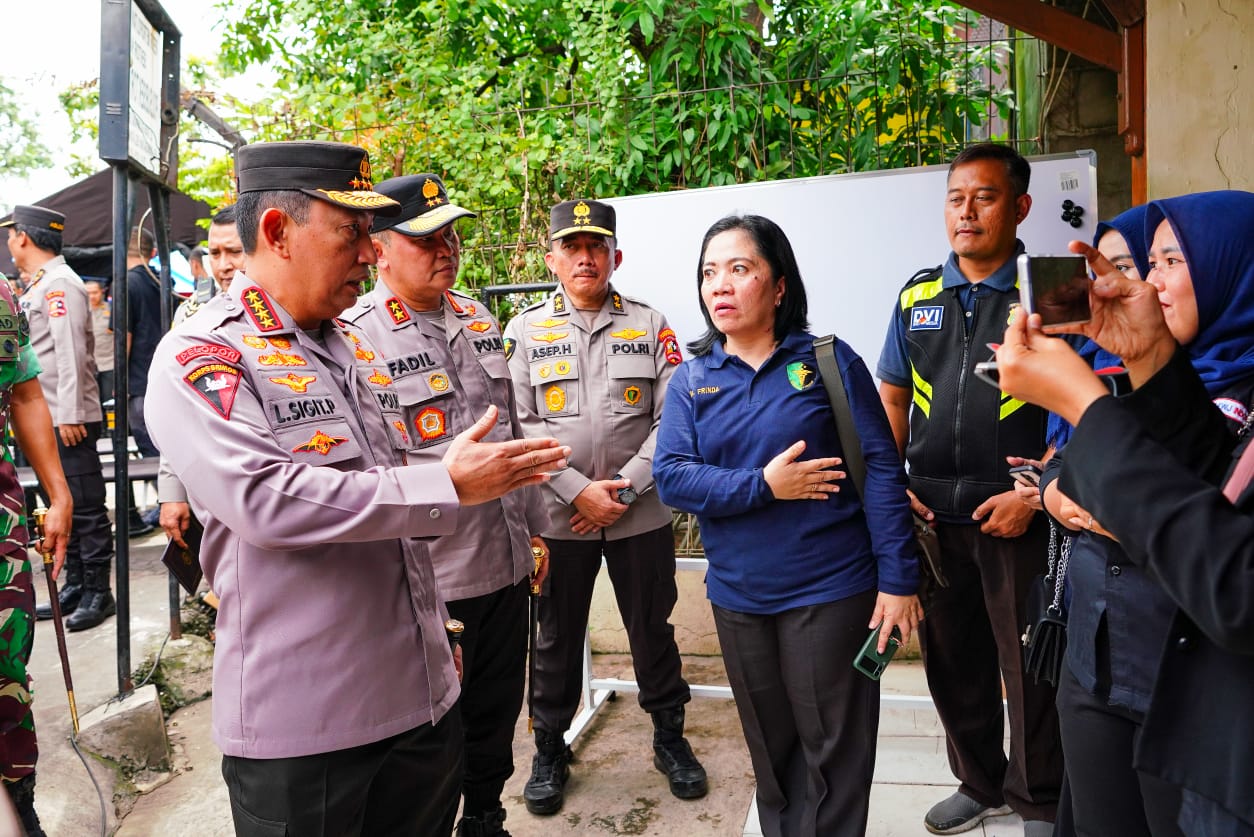 Kapolri saat meninjau lokasi kejadian kebakaran Depo Pertamina, Sabtu (4/3/2023). 