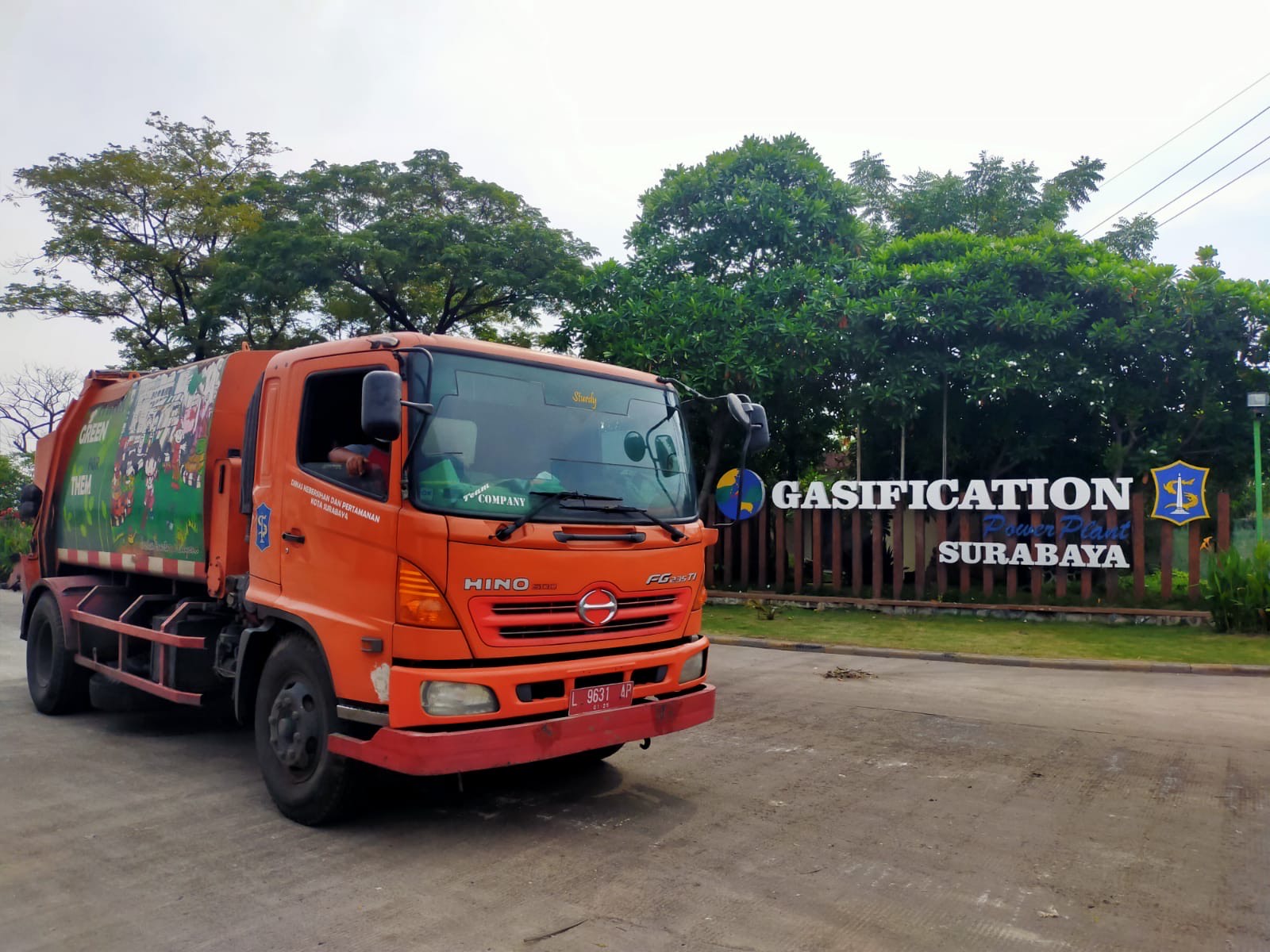 Pemkot Surabaya melalui terus berupaya untuk mengatasi aroma atau bau tak sedap yang dihasilkan dari sampah saat pengangkutan menuju ke TPA