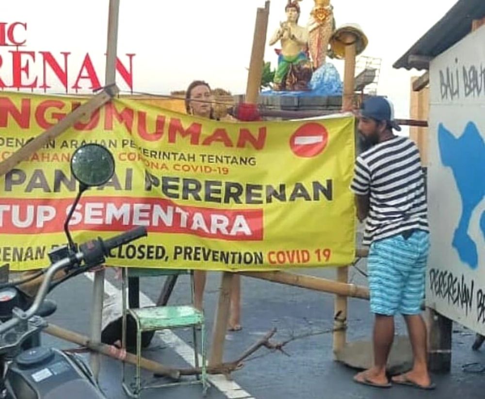 TERTANGKAP BASAH: Dua turis asing terciduk terobos pagar penutup Pantai Pererenan. HMP/ide

