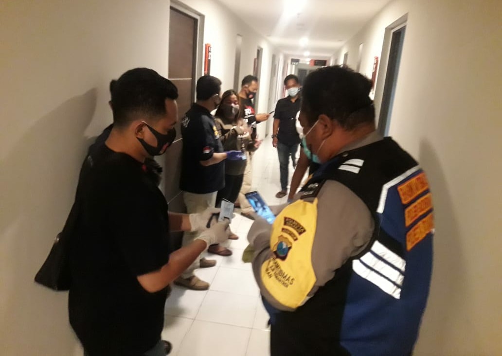 Petugas dari Polsek Budiran dan Tim Inafis Polresta Sidoarjo Saat melakukan olah TKP. (FOTO: HMP/lis)