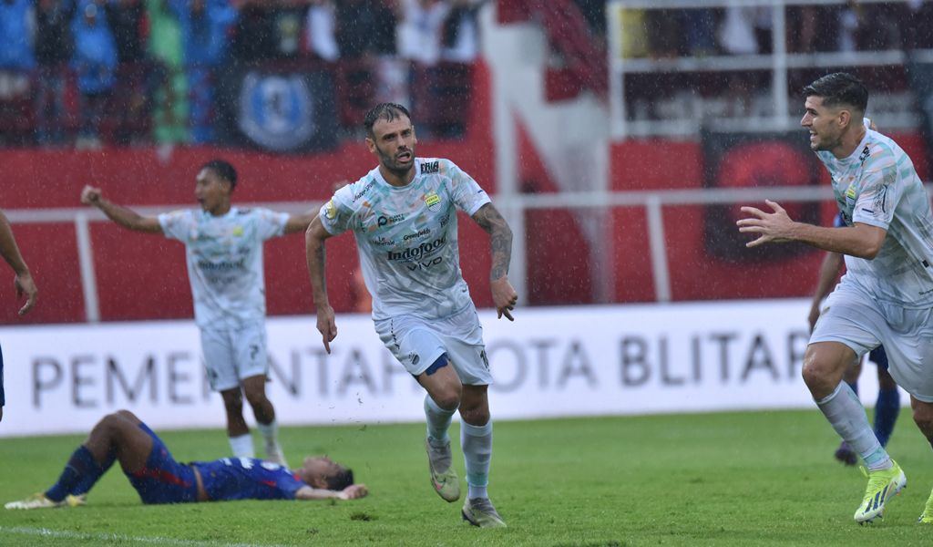 Gelandang serang PERSIB, Tyronne Del Pino merayakan gol ke gawang Arema FC pada pertandingan pekan ke-20 Liga 1 2024/2025 di Stadion Gelora Soepriadi, Blitar, Jumat 24 Januari 2025. (PERSIB.co.id/Barly Isham)

