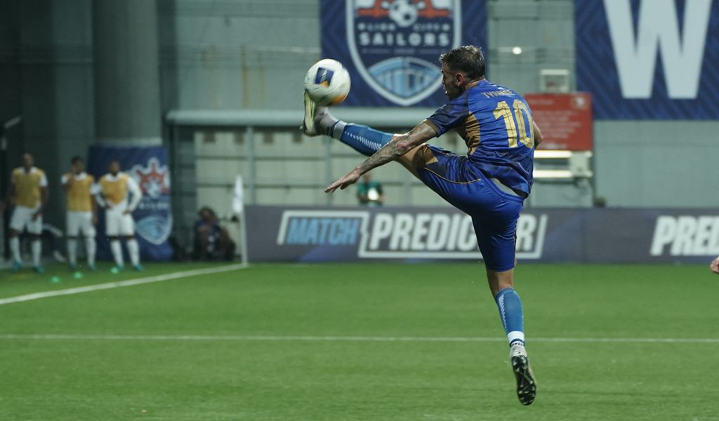 Gelandang PERSIB, Tyronne Del Pino memainkan pertandingan melawan Lion City Sailors di Stadion Jalan Besar, Singapura, Kamis, 7 November 2024. (PERSIB.co.id/Rakha F. Hawadi)