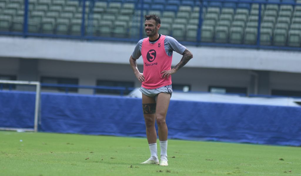 Gelandang PERSIB, Tyronne Del Pino berlatih di Stadion Gelora Bandung Lautan Api, Selasa, 11 Februari 2025. (PERSIB.co.id/Sutanto Nurhadi Permana)

