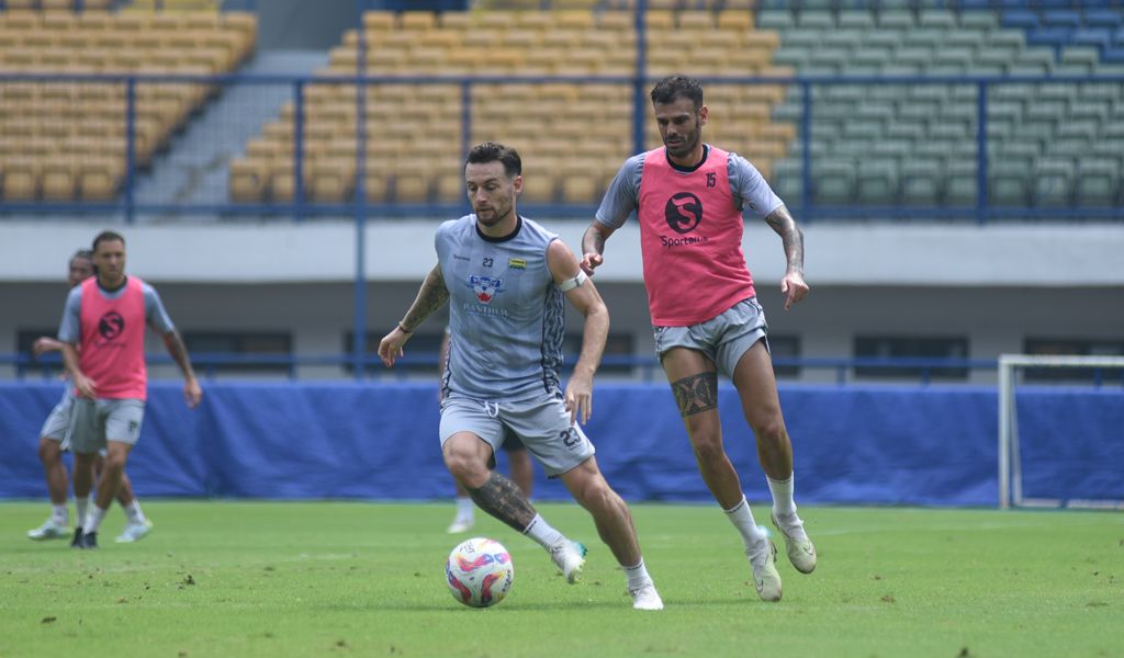 Dua pemain PERSIB, Marc Klok dan Tyronne Del Pino berlatih di Stadion Gelora Bandung Lautan Api, Selasa, 11 Februari 2025. (PERSIB.co.id/Sutanto Nurhadi Permana)
