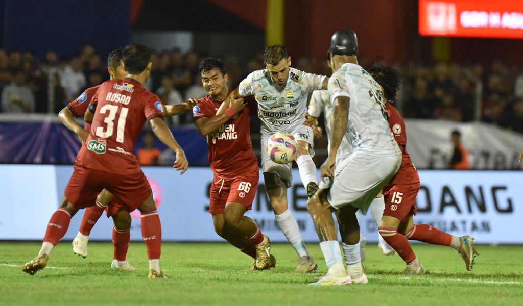 Gelandang PERSIB, Tyronne Del Pino dikepung para pemain Semen Padang di Stadion Haji Agus Salim Padang, Senin, 10 Maret 2025 (PERSIB.co.id/Sutanto Nurhadi Permana)

