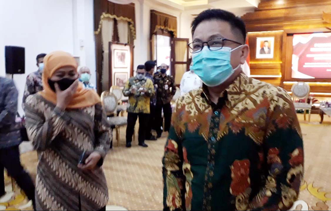 Gebernur Jawa Timur Khofifah Indar Parawansa dan Rektor Ubaya Benny Lianto seusai penandatanganan MOU  di Gedung Grahadi, Surabaya.