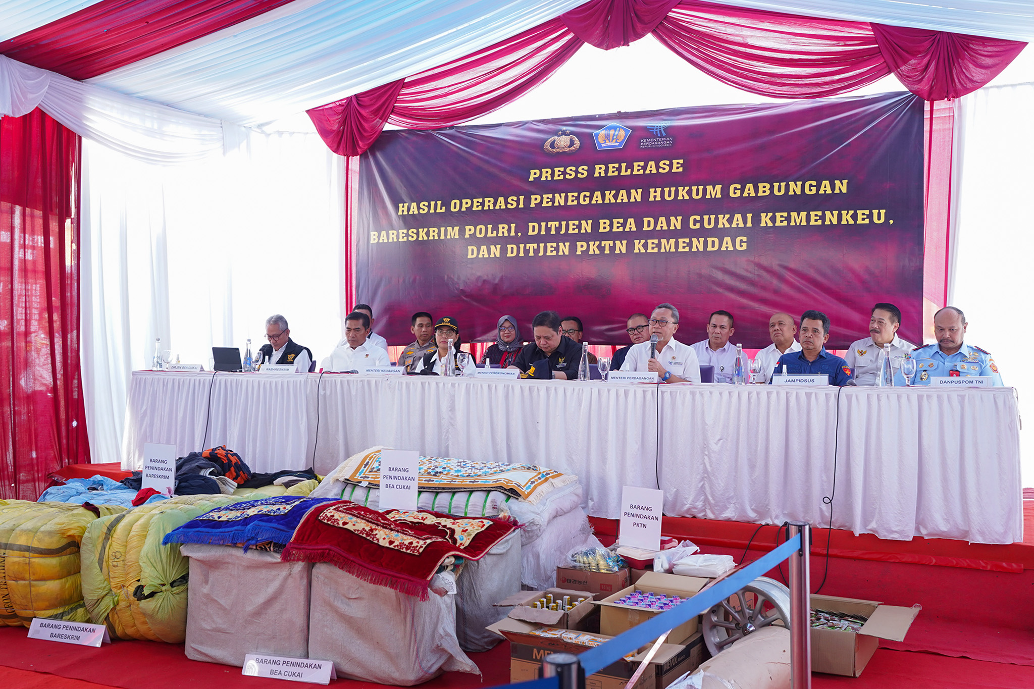  Konferensi Pers Pemusnahan Barang Hasil Pengawasan Pakaian Bekas Ilegal di Cikarang, Jawa Barat, Kamis (26/10).