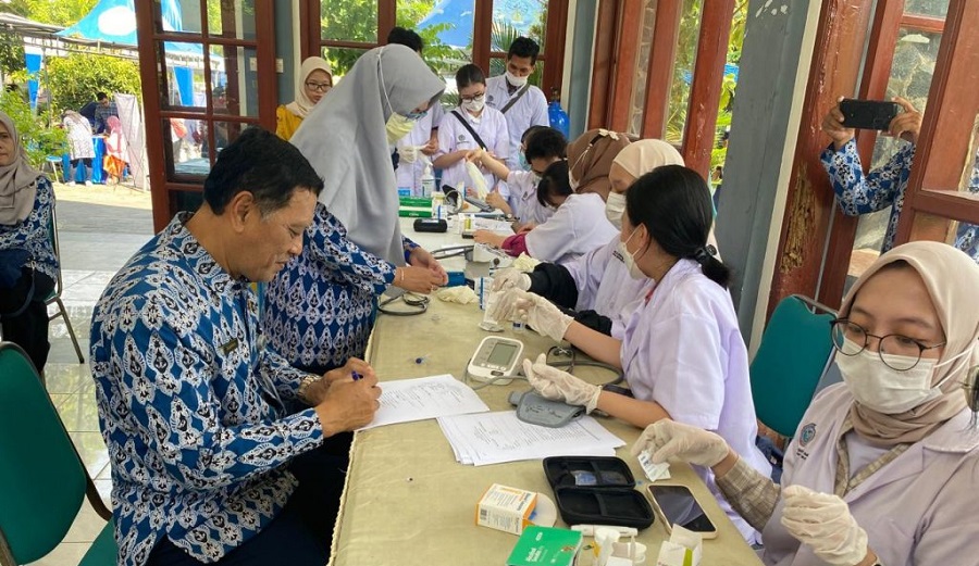 Ratusan warga memadati Balai Kelurahan Sukolilo, Surabaya mengikuti kegiatan bakti sosial (baksos) yang diselenggarakan oleh Universitas Hang Tuah (UHT) dalam rangka memperingati Dies Natalis ke-37, Selasa,(7/5) pagi