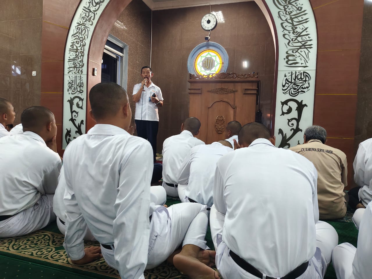 Ustadz Suprayitno Paendri Dayu memberikan kultum singkat bertema “Allah Tidak Suka Ibadah yang Mengganggu Orang Lain” di Masjid Uswatun Hasanah Illa Taqwa (Masjid Kampus UHT) setelah salat dzuhur, Senin (4/11/2024).