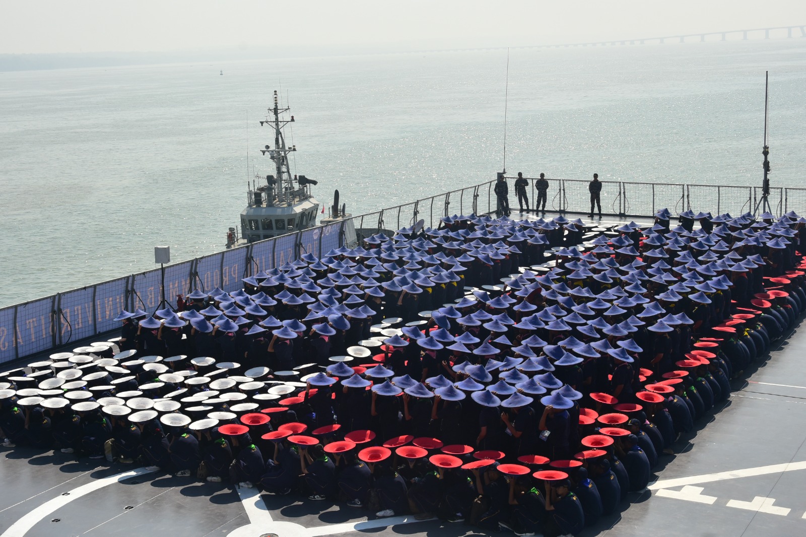  940 mahasiswa baru peserta Program Pendampingan Mahasiswa Baru 2024, serta 130 panitia dari berbagai fakultas Joy Sailing menyusuri Alur Laut Kepulauan Indonesia (ALKI) di Perairan Barat Surabaya (APBS).