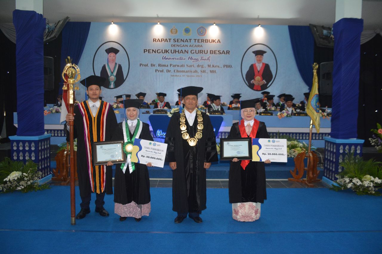 Prof. Dr. Rima Parwati Sari, drg., M.Kes., PBO dan Prof. Dr. Chomariyah, S.H., M.H baru saja selesai menjalani tradisi upacara pengukuhan Guru Besar