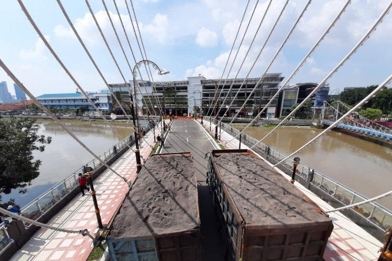 Dua truk besar diterjunkan dengan muatan masing-masing seberat 50 ton untuk menguji beban di Jembatan Joyoboyo, Kota Surabaya, Selasa (16/2/2021). (FOTO ANTARA/HO-Humas Pemkot Surabaya)