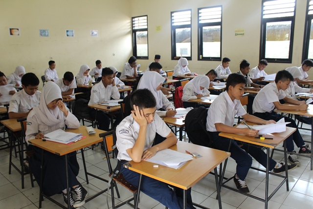 meskipun Ujian Nasional bertujuan mengevaluasi capaian belajar siswa secara nasional, penerapannya selama ini sering disalahgunakan sebagai penentu kelulusan siswa
