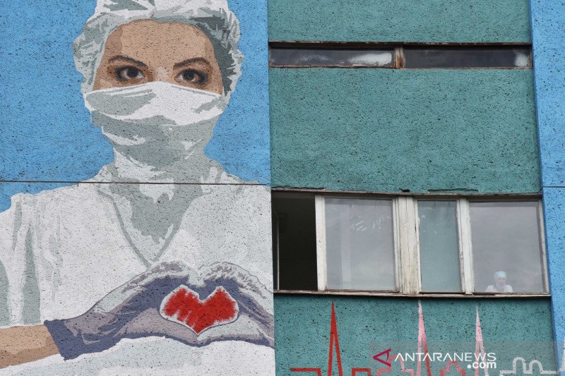 Mural bergambar petugas kesehatan terlihat di dinding Rumah Sakit Darurat Kota, di tengah wabah penyakit virus corona (COVID-19) di Lviv, Ukraina, Minggu (21/6/2020).REUTERS/Pavlo Palamarchuk/hp/djo (REUTERS/PAVLO PALAMARCHUK)

