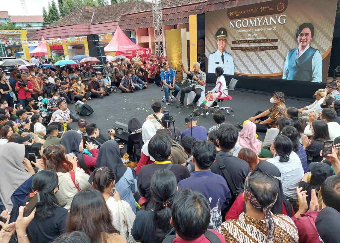 Gubernur Jawa Tengah Ganjar Pranowo saat menghadiri dan menjadi narasumber dalam Gelar Inovasi Harmoni Nusantara, di UKSW Salatiga, Jumat (24/2/2023).
 