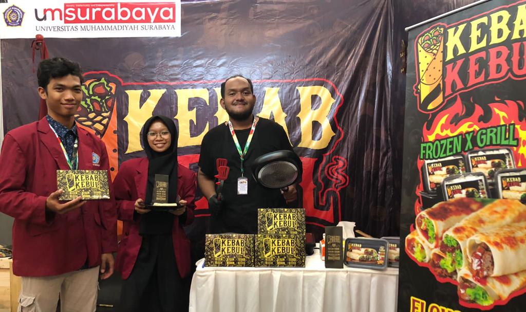 Mahasiswa Universitas Muhammadiyah Surabaya UM Surabaya mendapatkan kesempatan pameran dalam ajang Kompetisi Bisnis Mahasiswa Indonesia (KBMI) yang digelar oleh Kementrian Riset Teknologi dan Pendidikan Tinggi pada Selasa (22/11/22)