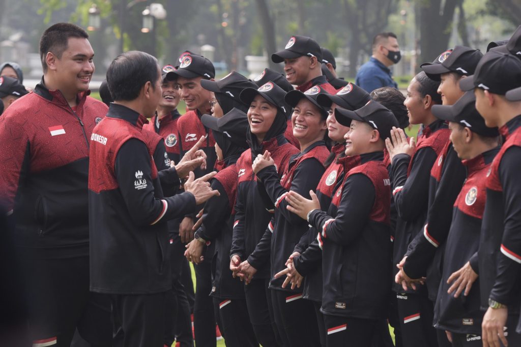 Presiden Jokowi didampingi Menpora Dito Ariotedjo melepas kontingen Indonesia ke SEA Games ke-32 di Kamboja, Selasa (02/05/2023), di halaman Istana Merdeka, Jakarta. (Foto: Humas Setkab/Rahmat)

