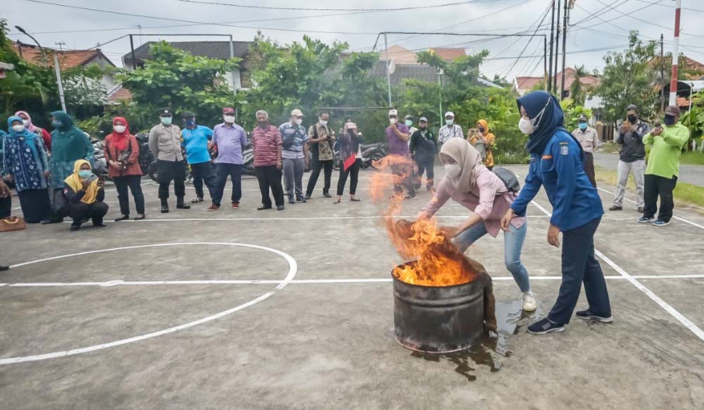 Pemkot Surabaya melalui Dinas Pemadam Kebakaran dan Penyelamatan serta Tim Penggerak PKK Surabaya memberikan pembekalan tanggap bencana kebakaran kepada calon Kader Masyarakat dan Keluarga Siaga Kebakaran di Balai RW II Rungkut Jaya, Kelurahan Wonorejo, K