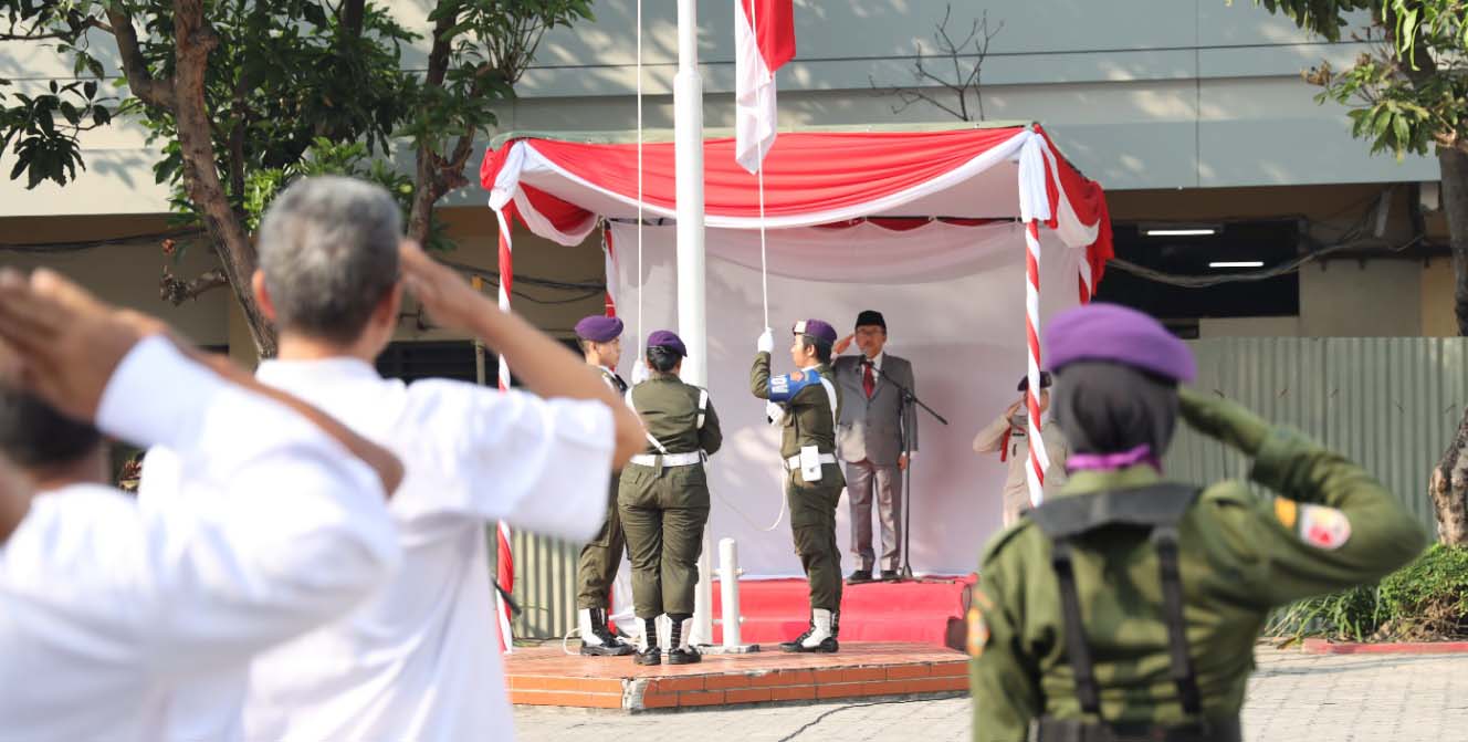 Universitas 17 Agustus 1945 (Untag) Surabaya yang juga dikenal sebagai Kampus Nasionalis menggelar Upacara Peringatan Hari Lahir Pancasila di lapangan parkir utara, (1/6)
