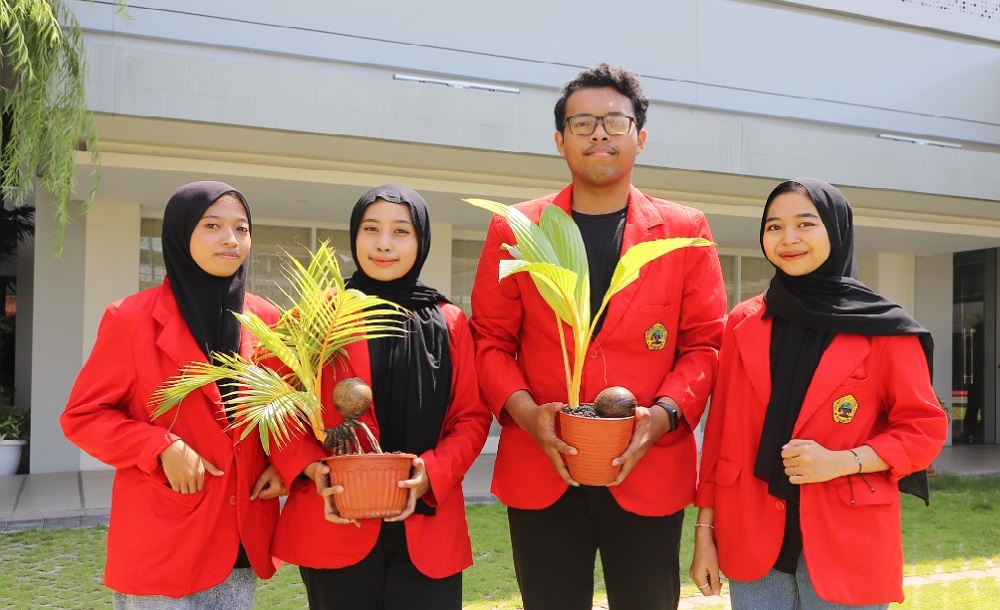 Mahasiswa UNTAG Surabaya, Eko Wahyu Widodo,  Shafa Nabilah Putri, Riris Verdina Purbayani, dan Triya Nur Fadila dengan  "BONSAI NUCIFERA: Tanaman Hias dari Limbah Kelapa dengan High Value Berbasis Sociopreneur"