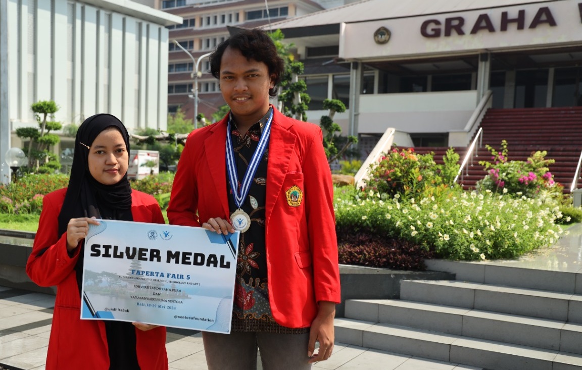  Dina Mifzaluna Fajriyah dari Psikologi Informatika dan Acxel Rhizada Sudigto dari Teknik, berhasil meraih medali perak pada kategori Teknologi  dalam ajang FAPERTA FAIR 5 