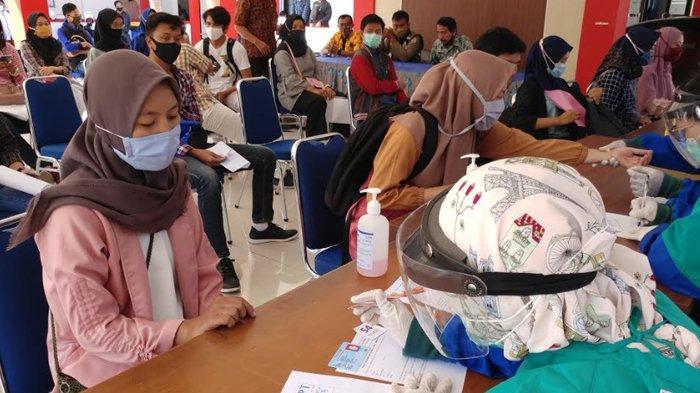 Suasana rapid test bagi calon mahasiswa di Surabaya. Foto: net 