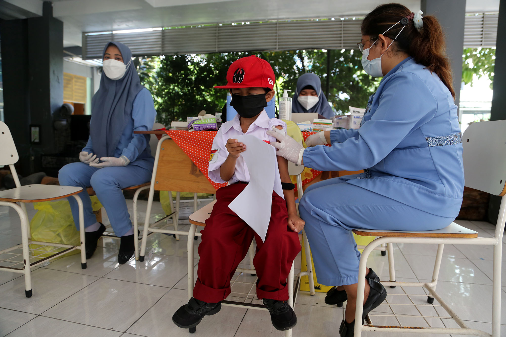 Pemerintah Kota (Pemkot) Surabaya tengah fokus pada percepatan vaksinasi khusus anak usia 6-11 tahun yang duduk di bangku Sekolah Dasar (SD) maupun Madrasah Ibtidaiyah (MI).